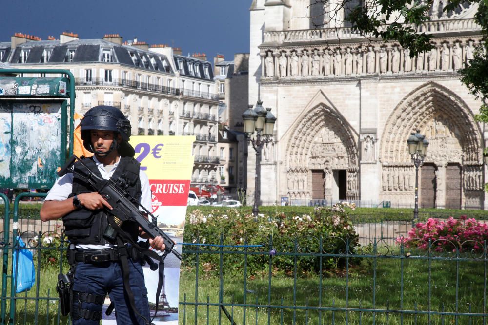 Ataque a un policía en Notre Dame