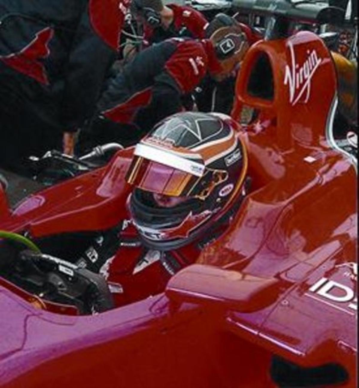 María de Villota 8 En una imatge d’arxiu, i abans de sortir en l’entrenament en què es va accidentar. María de Villota 8 En una imatge d’arxiu, i abans de sortir en l’entrenament en què es va accidentar.