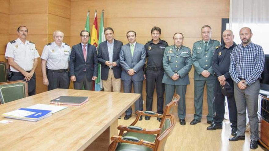 El subdelegado del Gobierno, Miguel Briones, junto con el alcalde de Torremolinos, José Ortiz, y mandos policiales.