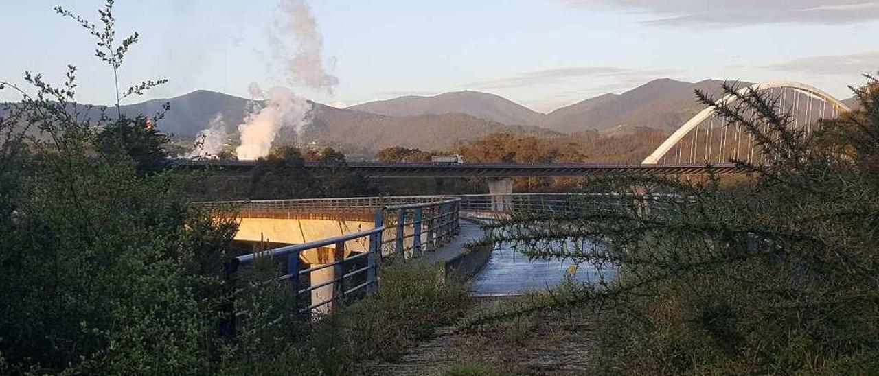 Un tramo de viaducto del ramal de Ence.