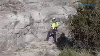 Colgados a 30 metros para recuperar una joya de la naturaleza de Xixona