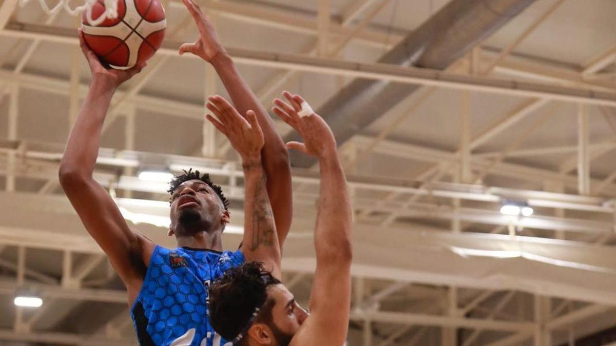 Da Silva lanza a canasta ante la oposición de Miki Servera