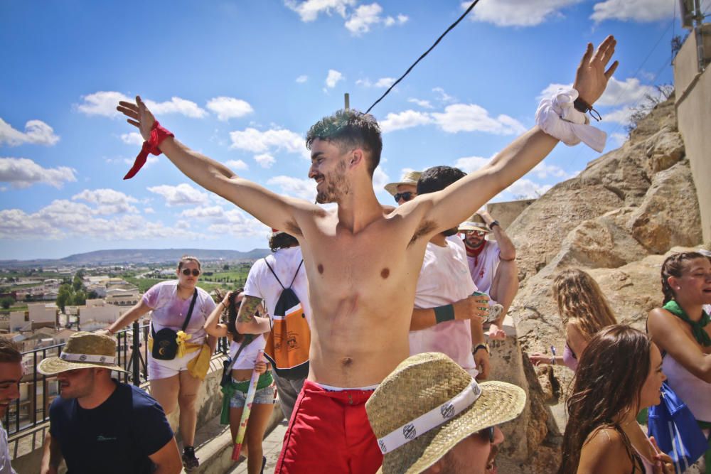 La ermita de San Roque congrega a decenas de personas para comenzar los festejos patronales y de Moros y Cristianos