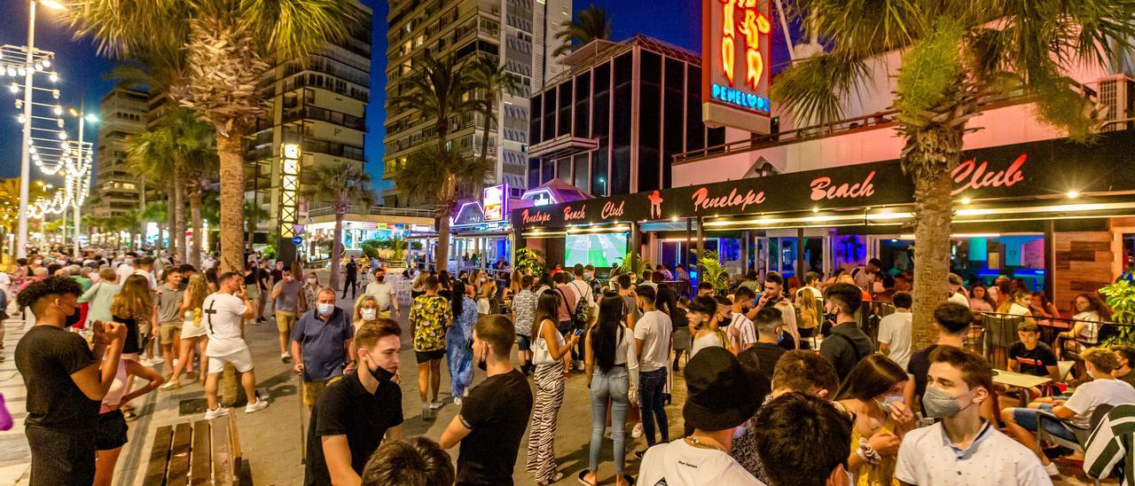 Ambiente nocturno en los alrededores de una discoteca en Benidorm.