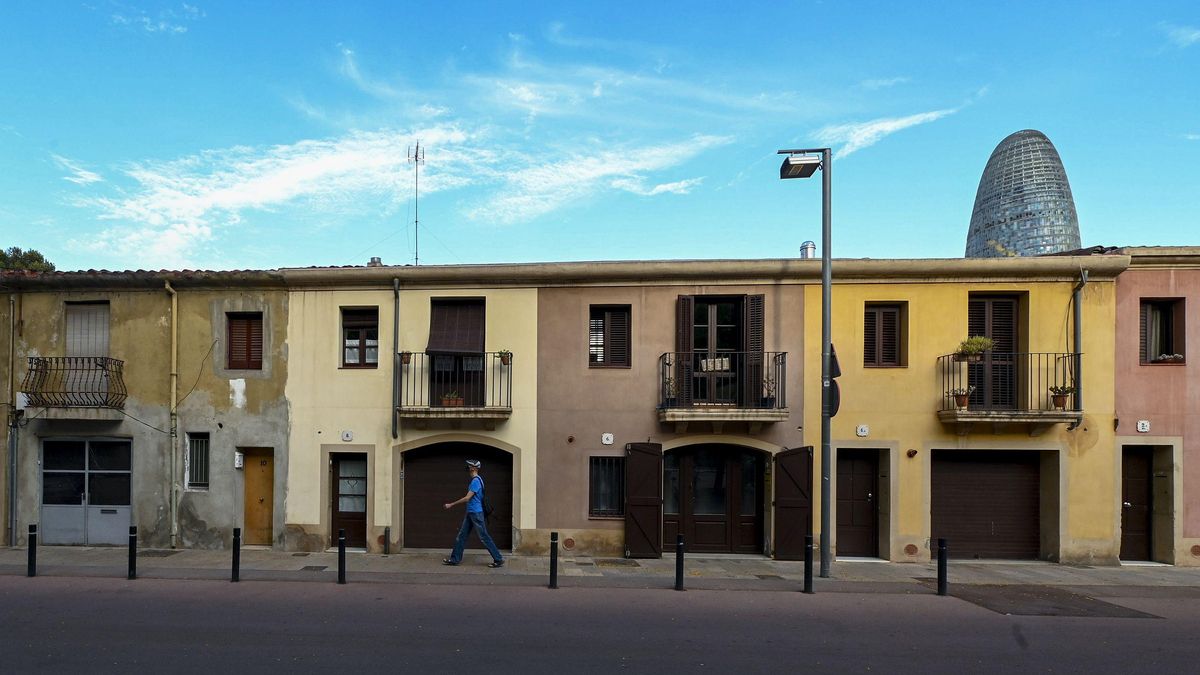 Casas bajas de la calle del Clot, en Barcelona. La mayoría fueron rehabilitadas hace unos años con la ayuda del Ayuntamiento.