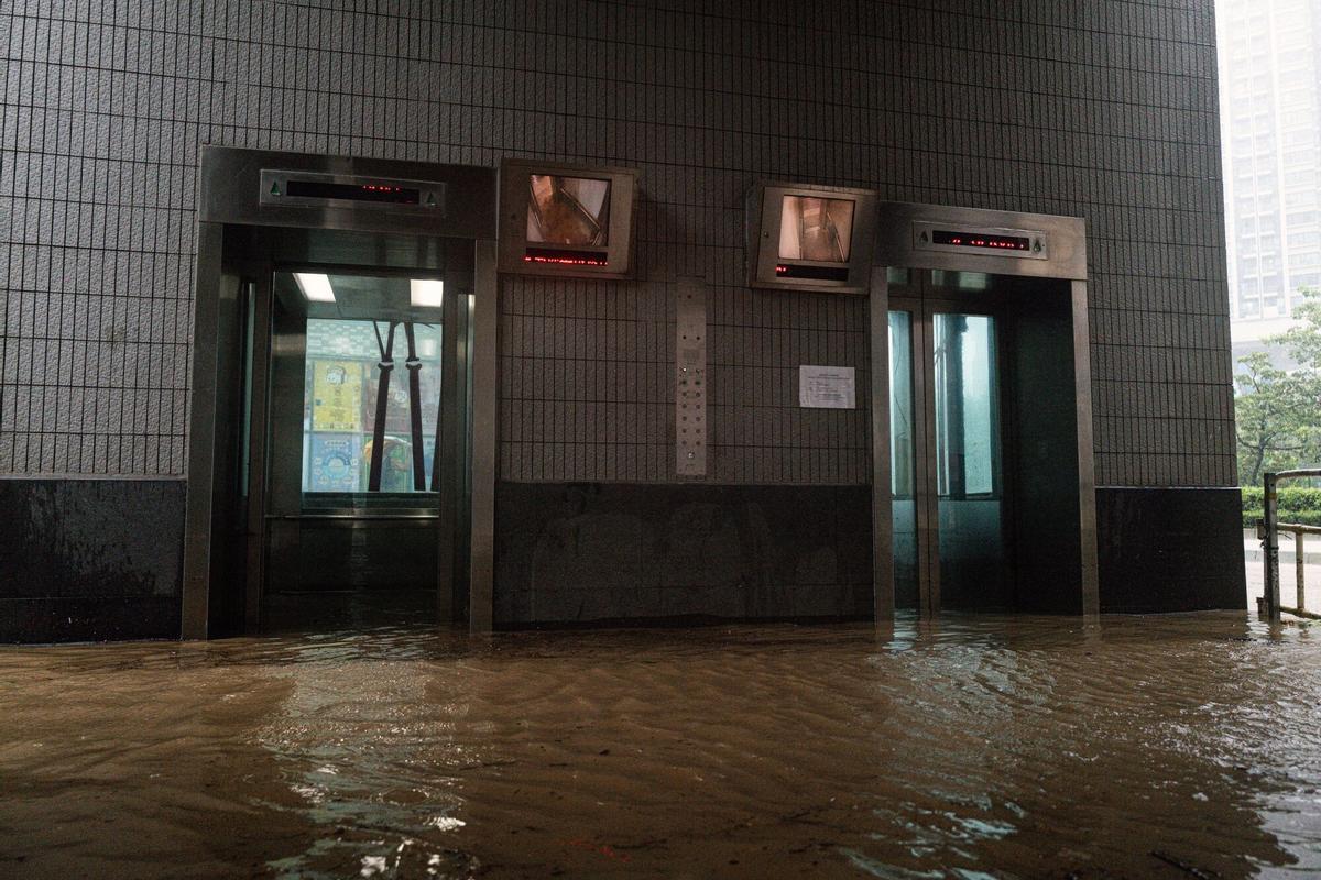 Hong Kong, gravemente inundado por el mayor temporal en 140 años