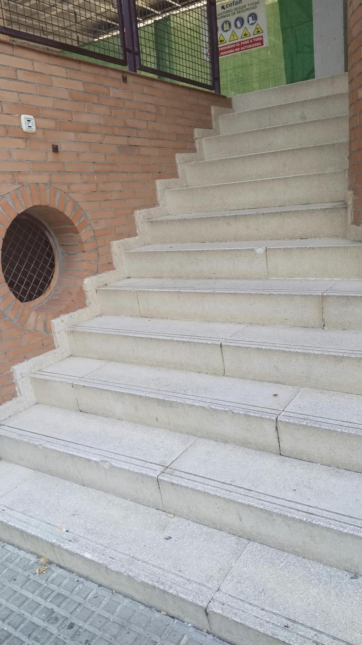 Escaleras para acceder al portal del bloque.