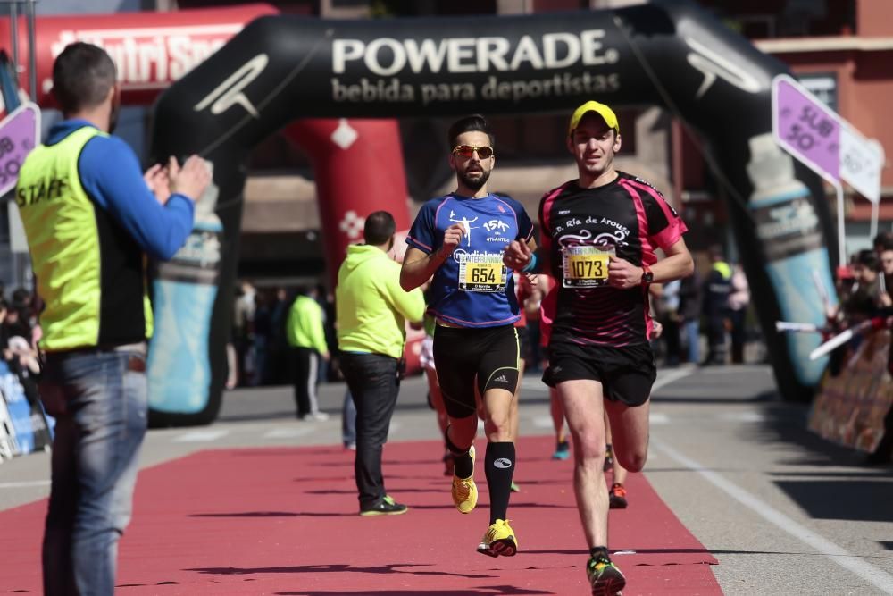 Más de dos mil deportistas corrieron esta mañana en la prueba que discurría por el centro de la ciudad del Louro