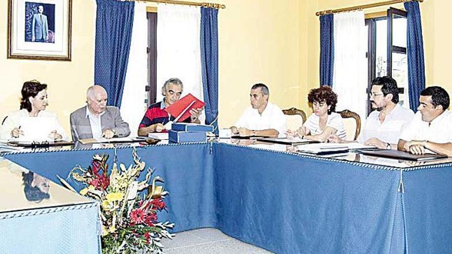 Manuel Candal (centro), durante la celebración de un pleno.