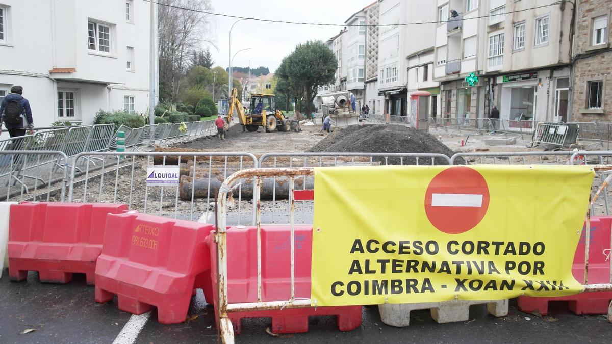 Punto en el que está cortado el acceso por las obras de mejora de la accesibilidad y la movilidad en el barrio de la Almáciga