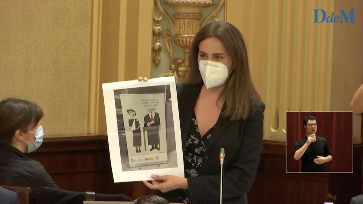 La diputada de Vox en el Parlament Idoia Ribas sostiene la viñeta retirada