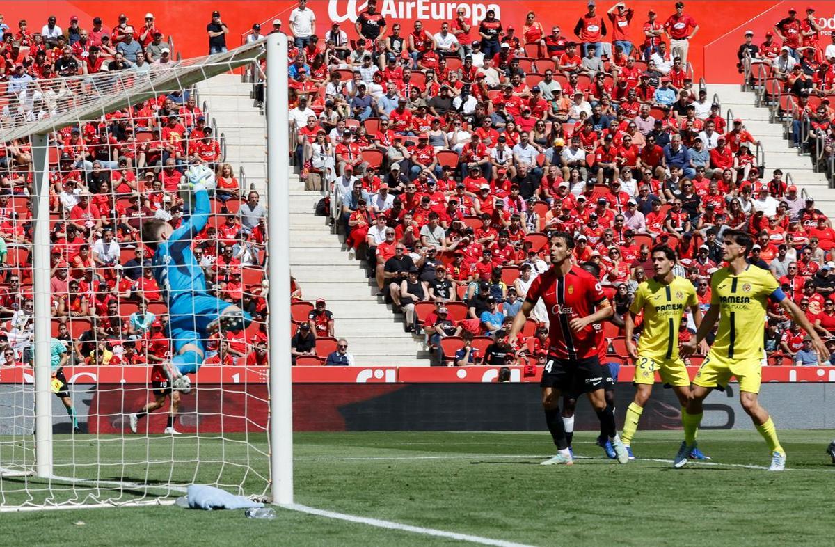 El portero del Villarreal Arnau Tenas (i) detiene un ataque durante el partido de la jornada 35 de LaLiga que Mallorca y Villarreal disputaron en el estadio de Son Moix de Palma. EFECati Cladera