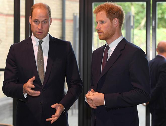El príncipe Guillermo y Harry de Inglaterra durante un evento