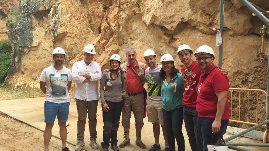 El alcalde, al centro en pantalón corto, durante su visita a Atapuerca