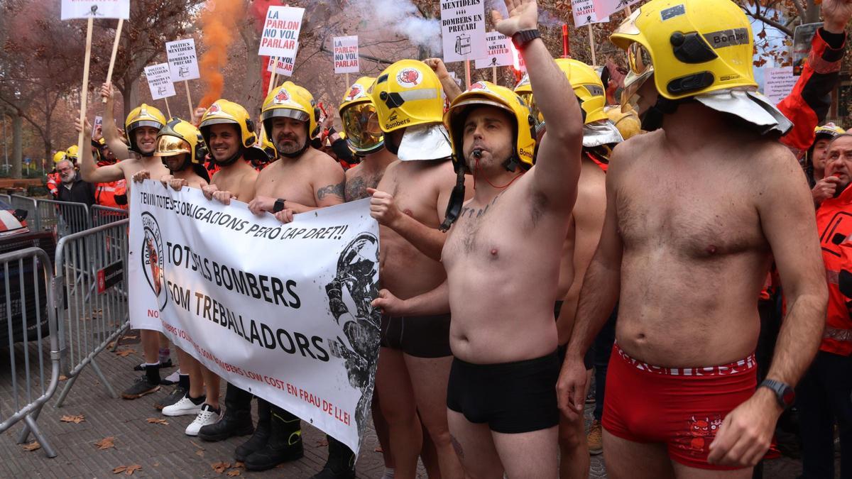 Bombers voluntaris en calçotets protesten davant el Departament d’Interior per la “desprotecció” amb què treballen.