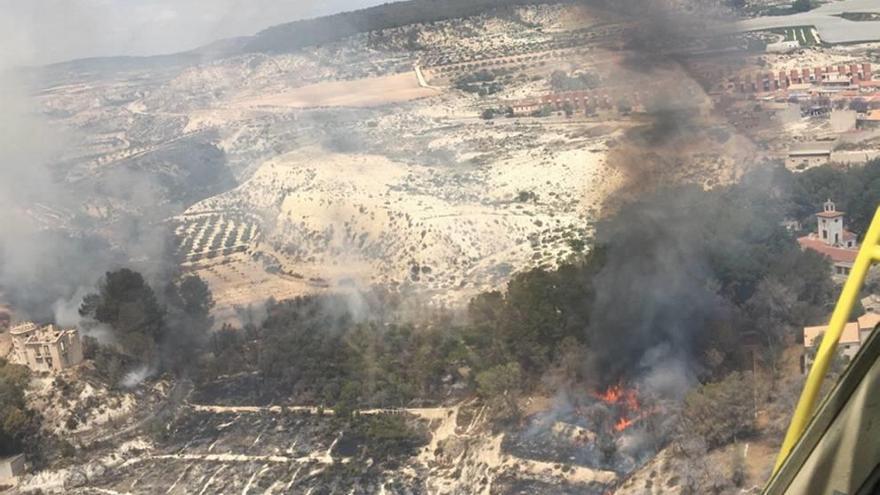 Extinguen un incendio cerca de un pinar