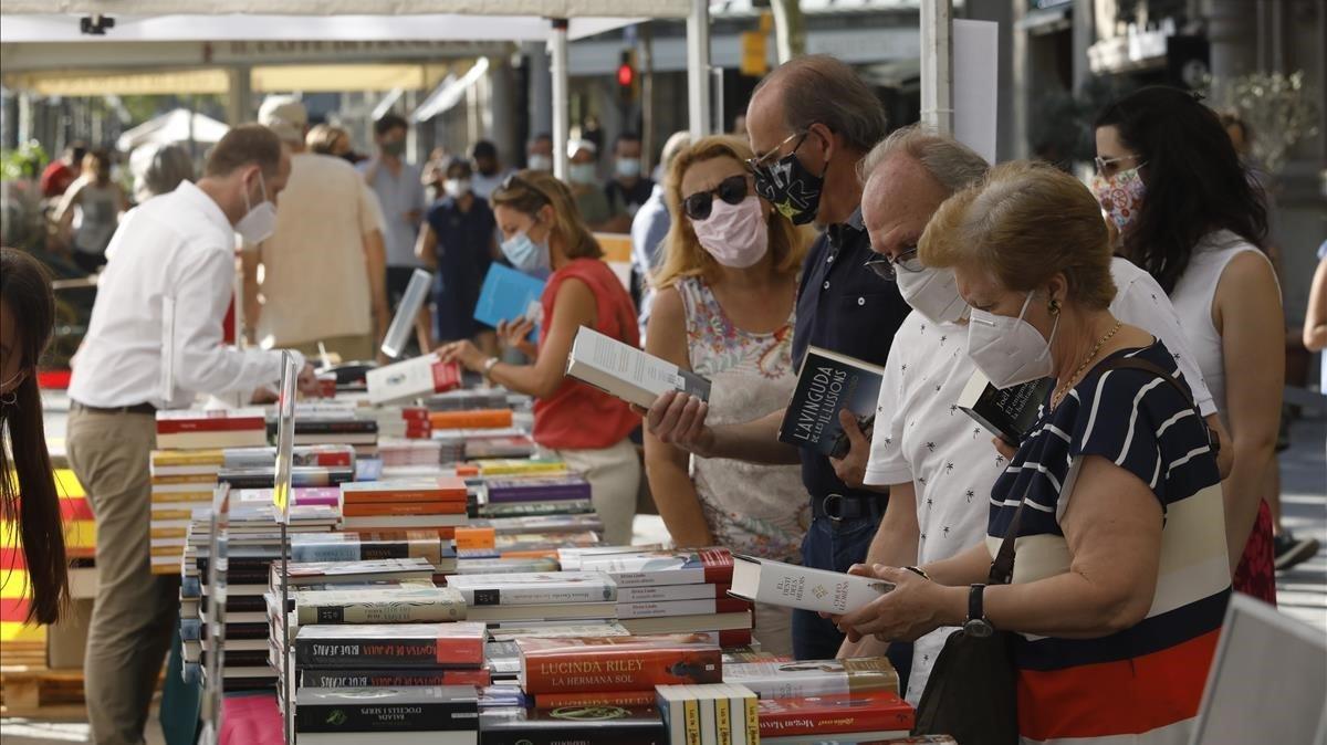 Flores y libros en la parada de la Casa del Llibre del Passeig de Gràcia