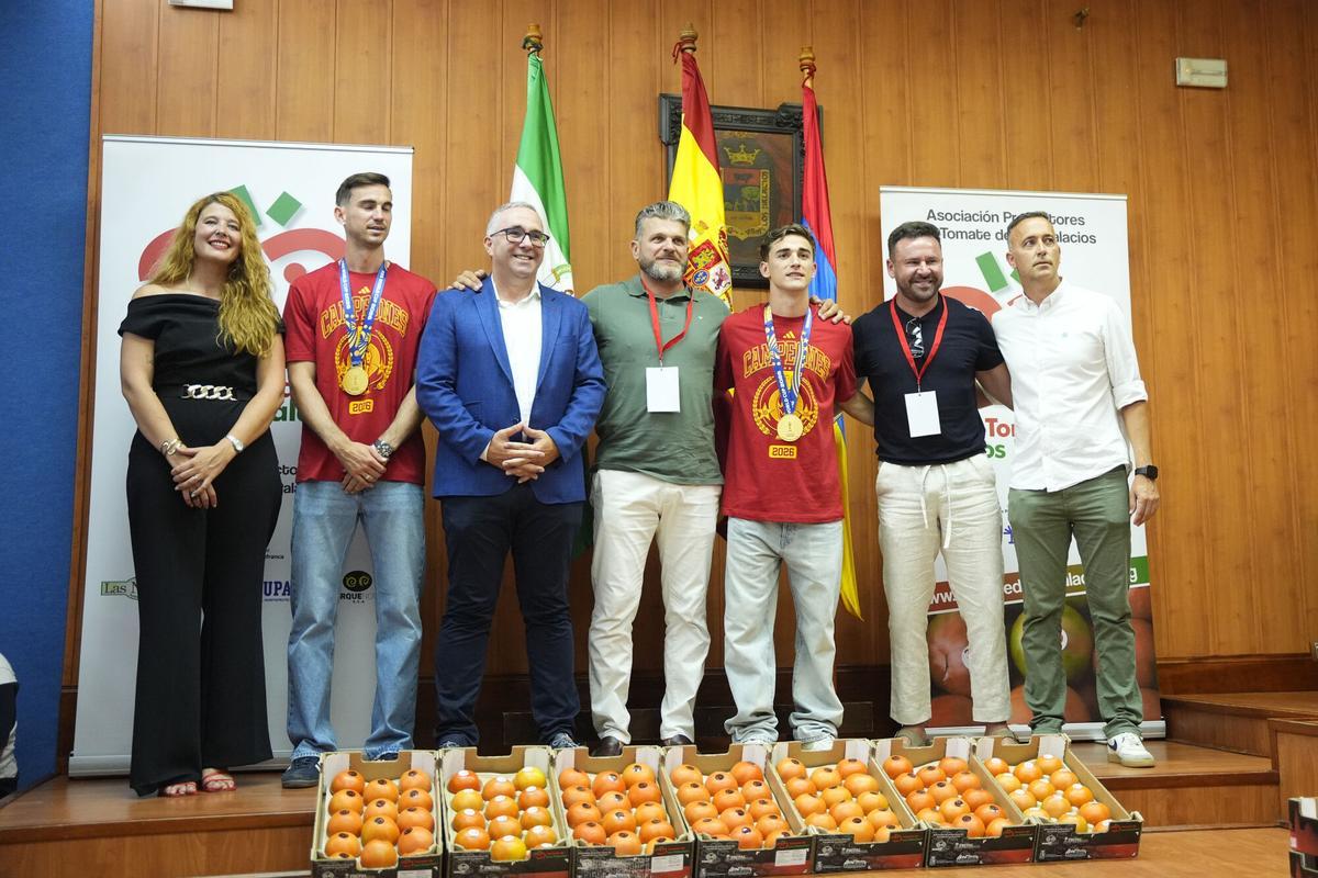 Fabian Ruiz and Gavi receive their weight in tomatoes as tribute in their town, Los Palacios, after winning the FIFA World Championship with Spain Team, on July 21, 2026 in Los Palacios, Sevilla, Spain. AFP7 21/07/2026 ONLY FOR USE IN SPAIN. Joaquín Corchero / AFP7 / Europa Press;2026;SPAIN;SPORT;ZSPORT;SOCCER;ZSOCCER;Fabian Ruiz and Gavi receives tribute in Los Palacios;