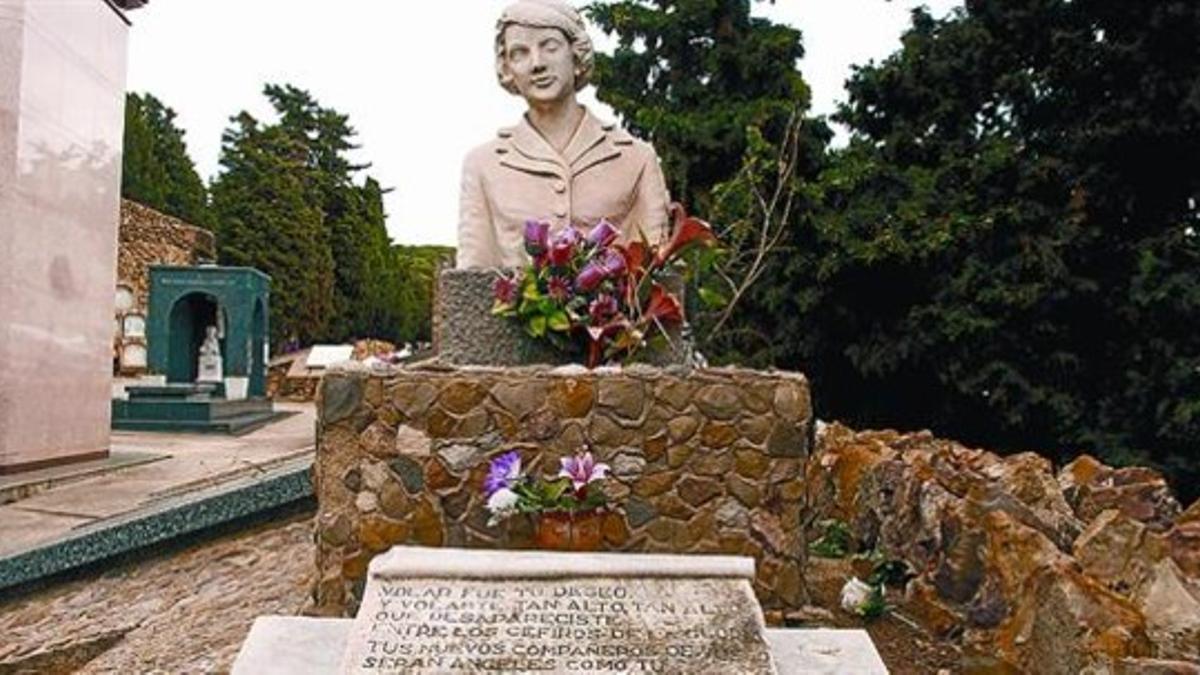 Tumba de la azafata de vuelo de 18 años Maribel Sastre, en el cementerio de Montjuïc, ayer.