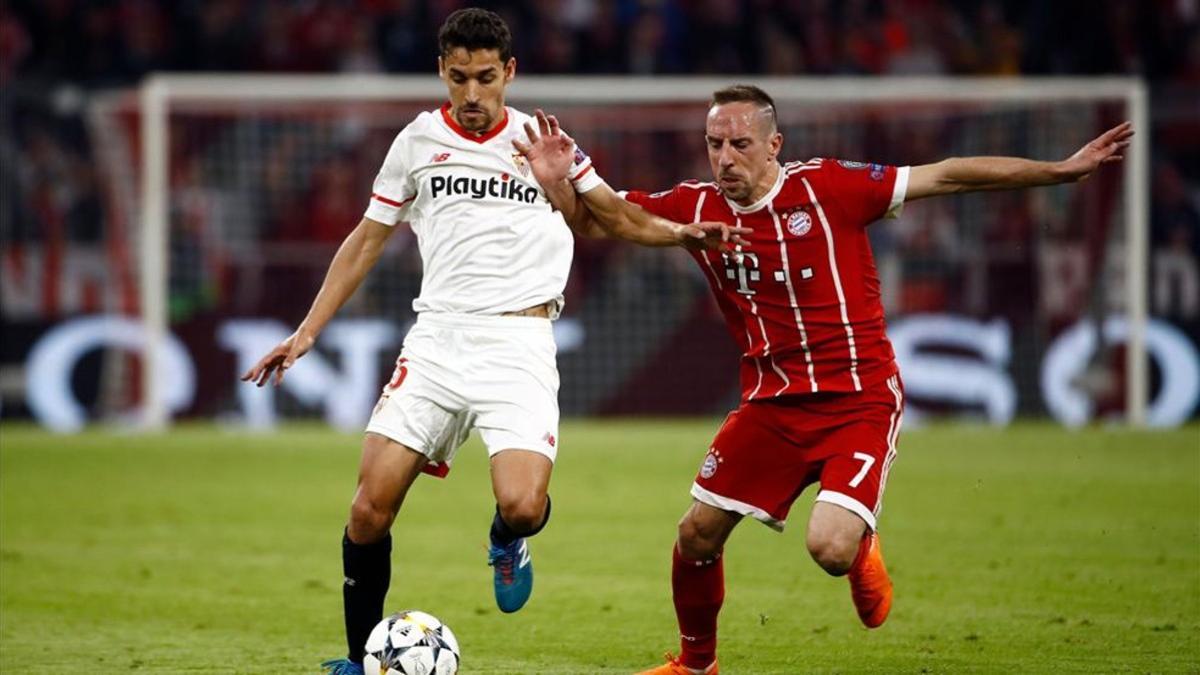 Jesús Navas disputa un balón en el Allianz Arena de Múnich