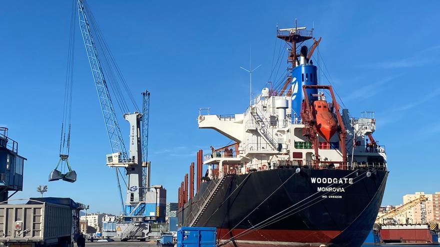 El Puerto de Málaga mueve 143.100 toneladas de graneles esta semana en los muelles 6 y 7