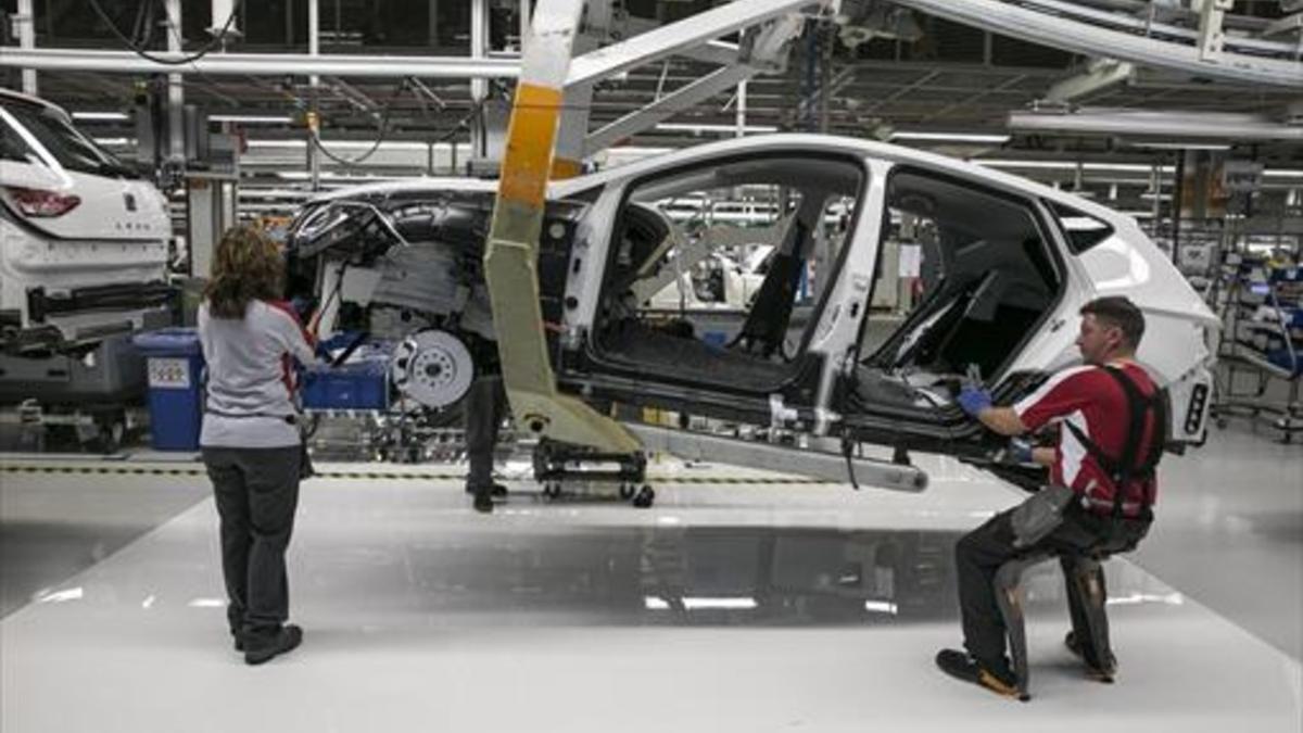 Industria 8Operarios en una cadena de montaje del Seat Ibiza en la factoría de Martorell.