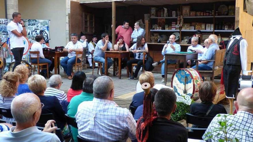 Los protagonistas del homenaje, en el escenario, comparten sus anécdotas con el público.