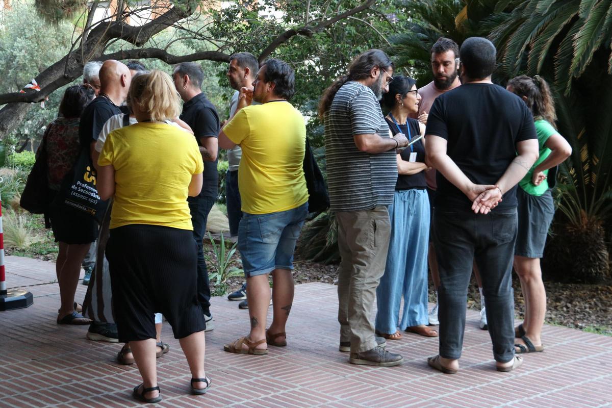Los profesores catalanes rechazan la subida salarial de 400 euros mensuales en 2029 y se encierran en la conselleria