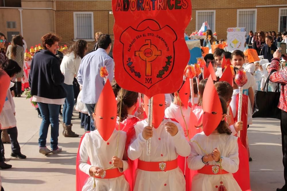 Procesión de los alumnos de Primaria e Infantil del colegio Adoratrices de Cartagena