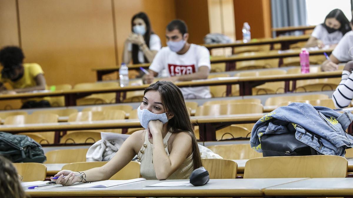 Mascarilla obligatoria en las zonas comunes y las aulas durante los exámenes de Selectividad.