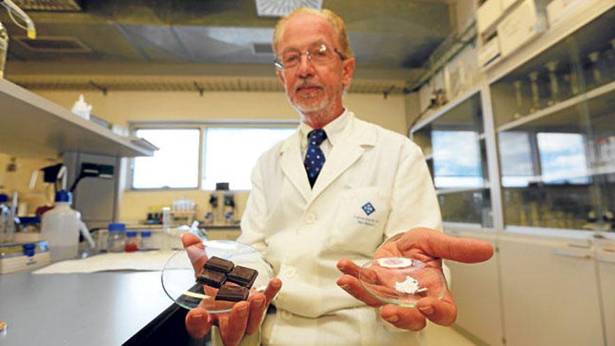 El catedrático Félix Grases, director del laboratorio, muestra el chocolate y el extracto de teobromina.