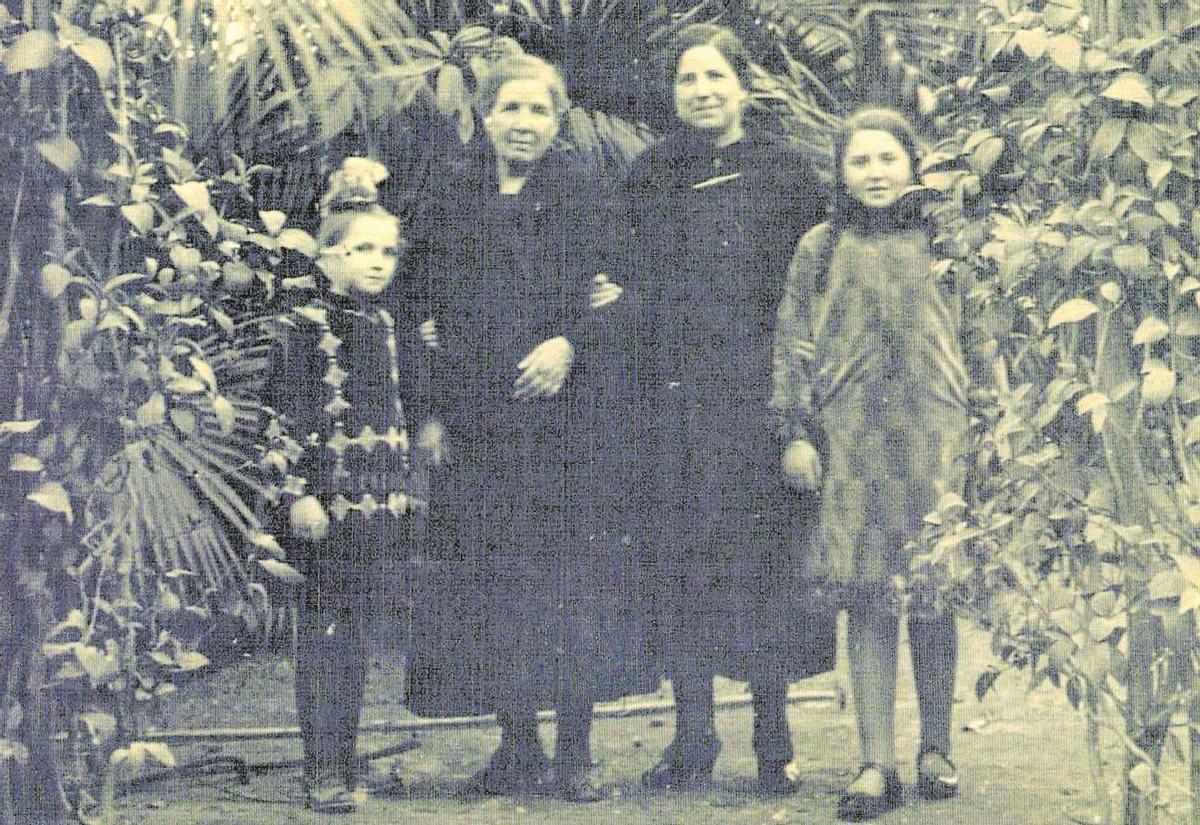 Amanda Stivi (3ª izquierda), junto a sus hijas Amanda y Amparo y su madre Salvadora.
