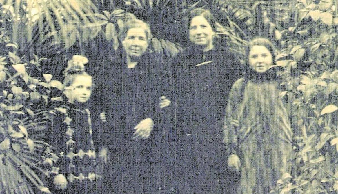 Amanda Stivi (3ª izquierda), junto a sus hijas Amanda y Amparo y su madre Salvadora.