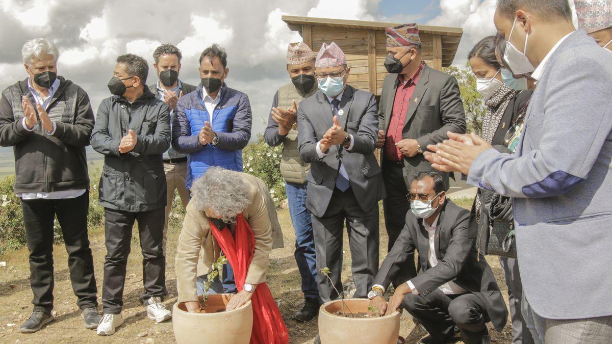 Bendición del cerro Arropez, en Cáceres, por la comunidad budista.