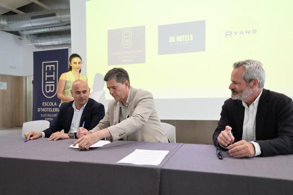 Todas las imágenes de la firma del convenio de la Escuela de Hostelería, el Govern y empresas hoteleras Todas las imágenes de la firma del convenio de la Escuela de Hostelería, el Govern y empresas hoteleras