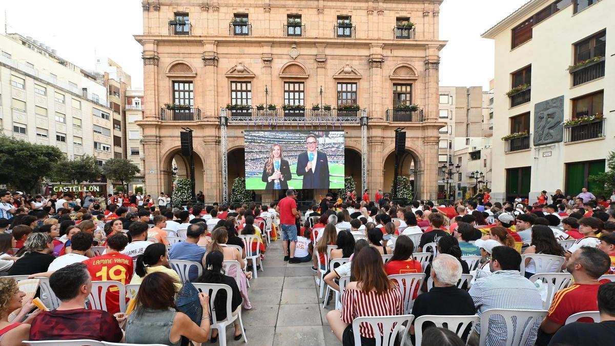La plaza Mayor de Castelló abarrotada el pasado martes en el España-Francia