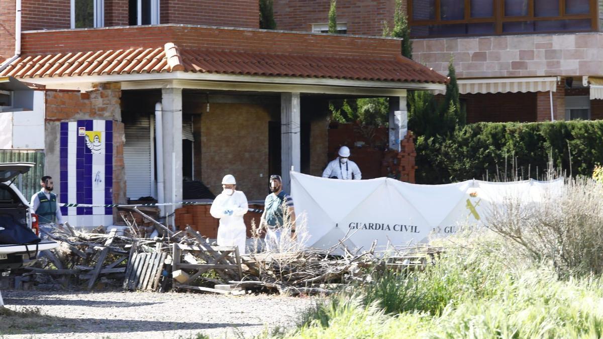 EN IMÁGENES | Mueren un padre y su hijo en el incendio de una casa en Ateca