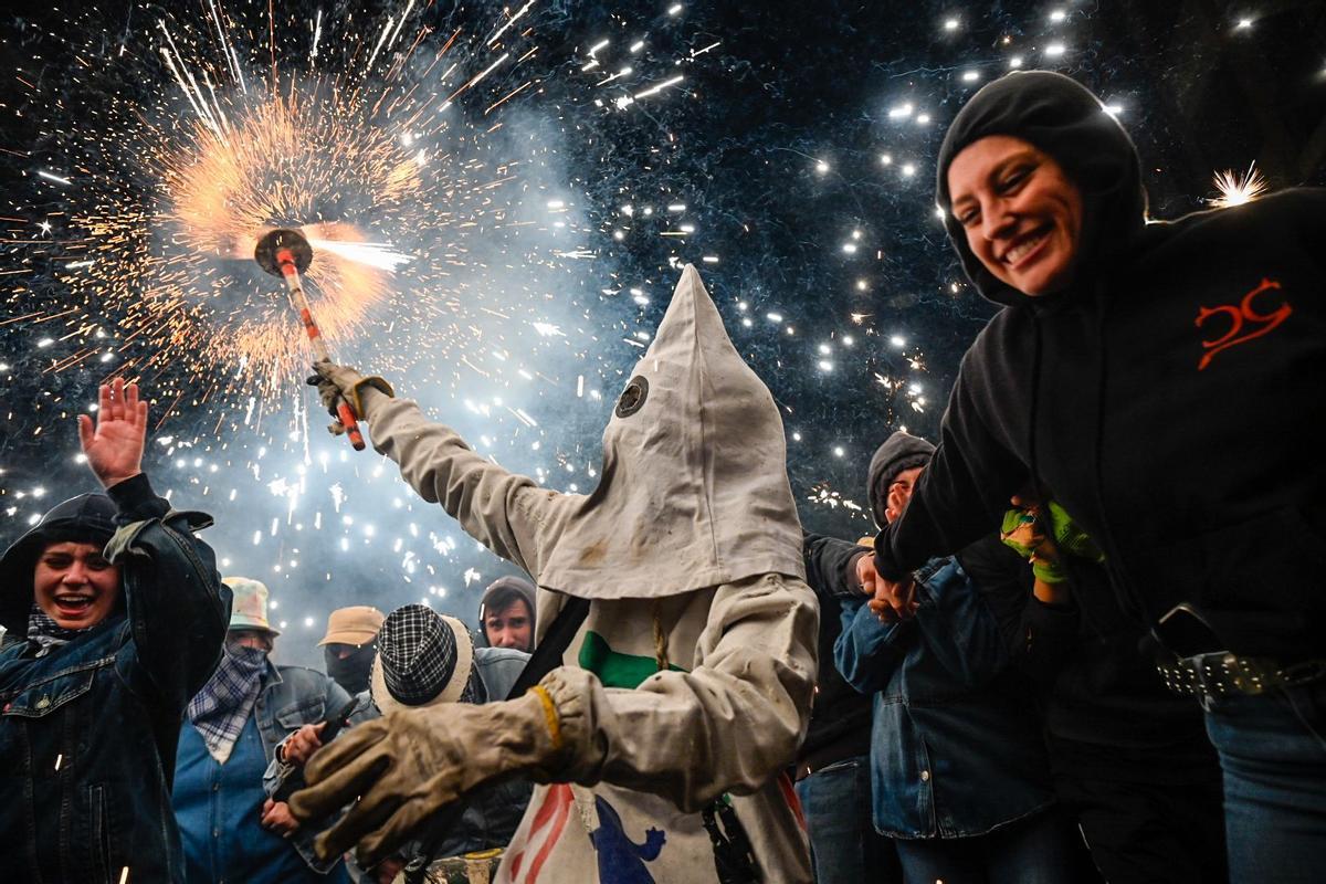 La Nit Màgica enciende Castelló con una catarsis de fuego y pólvora