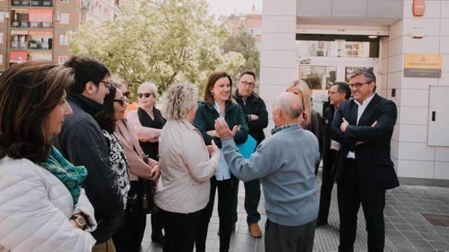 María José Català conversando con los vecinos de Nou Moles.