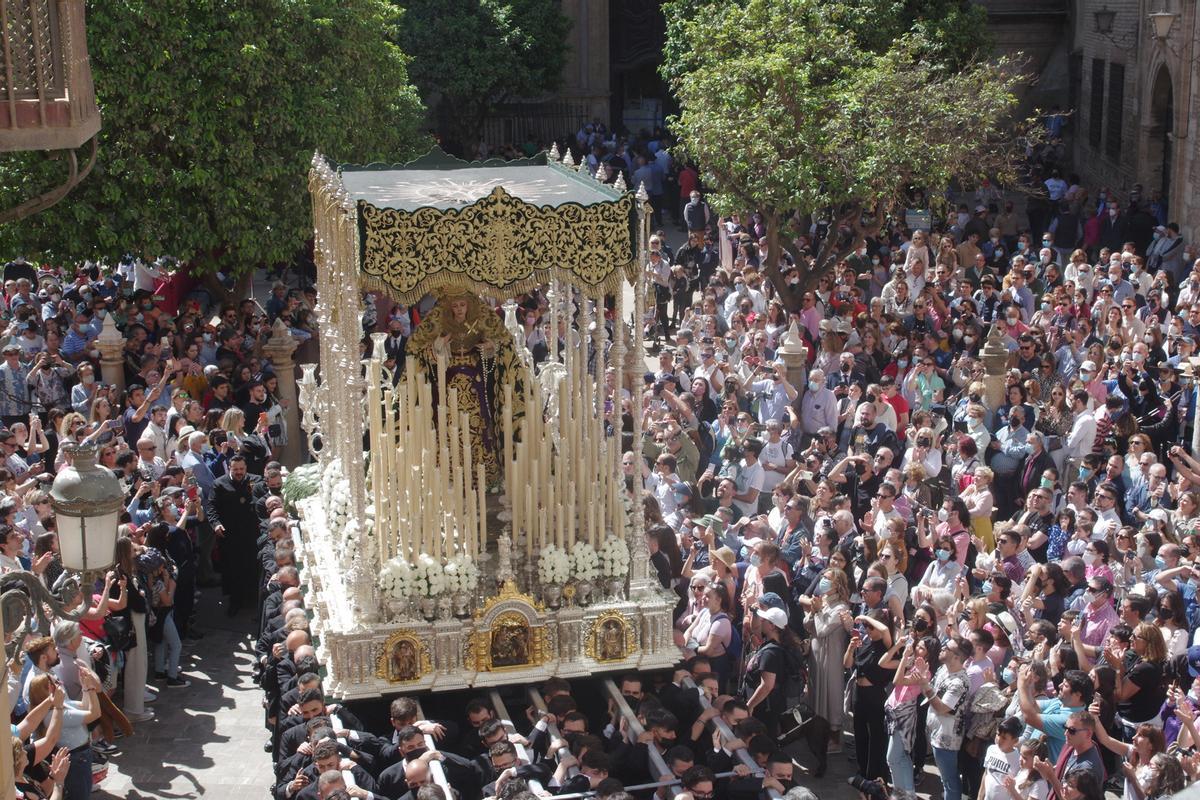 La Virgen de las Penas, saliendo de la Catedral este Jueves Santo.