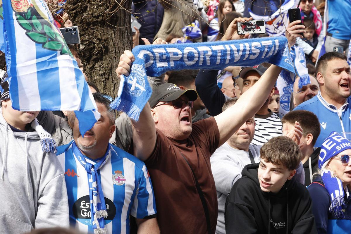Así recibió el deportivismo al equipo antes del partido ante el Málaga