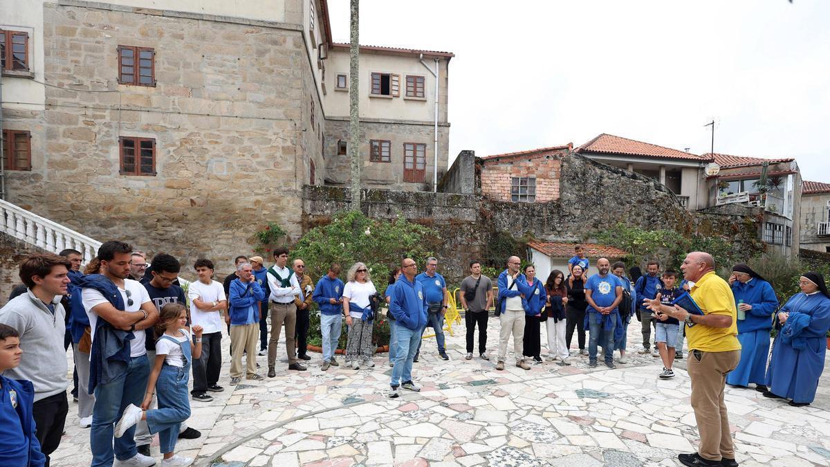 Un grupo de peregrinos de Portugal en una visita a la Casa del Inmaculado Corazón de Maria.