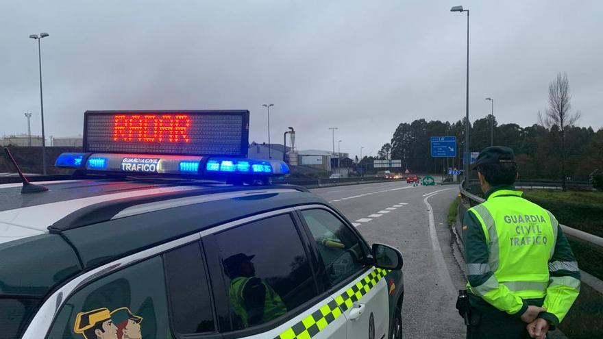 Foto de archivo de un agente durante un control con radar de la Guardia Civil en Galicia.