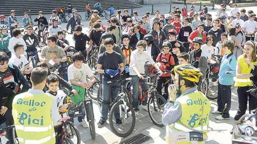 Participantes, ayer, en el quinto Paseo-Marcha Escolar da Bicicleta.