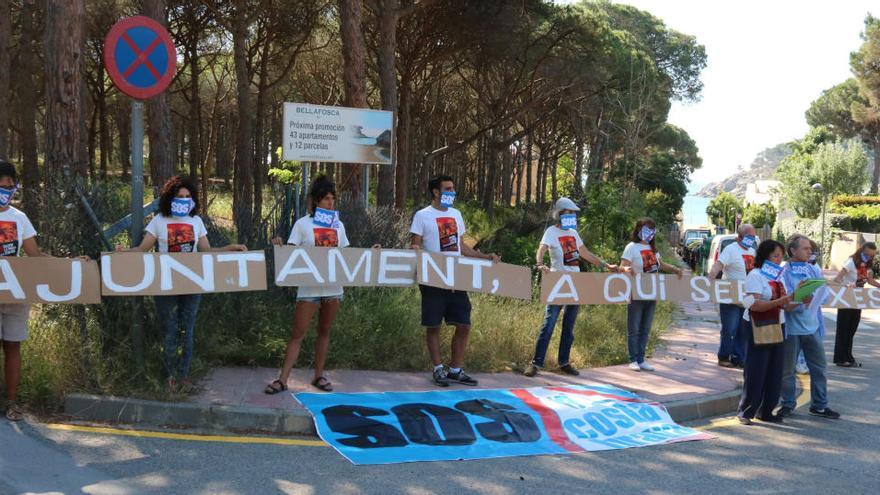 SOS Costa Brava  protesta contra els projectes desencallats en confinament