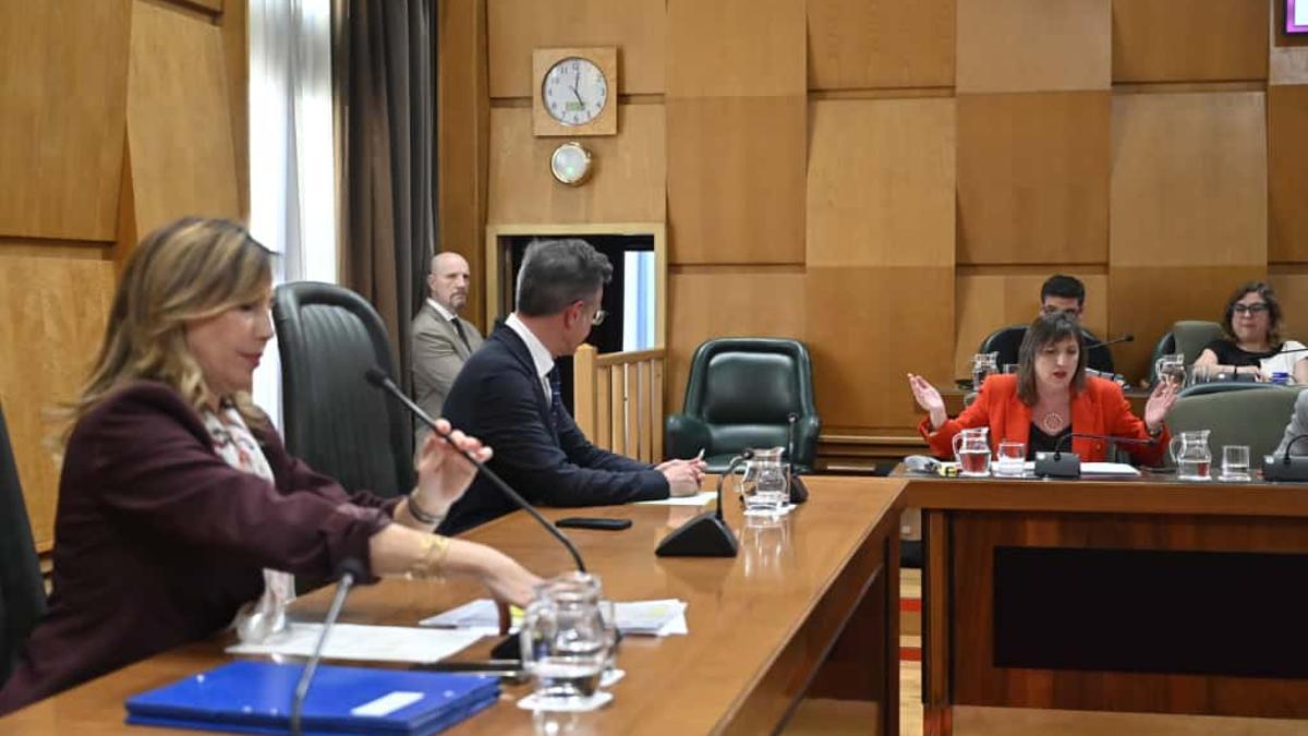 La alcaldesa, Natalia Chueca, esta tarde en el Ayuntamiento de Zaragoza con una contrariada Lola Ranera de fondo.
