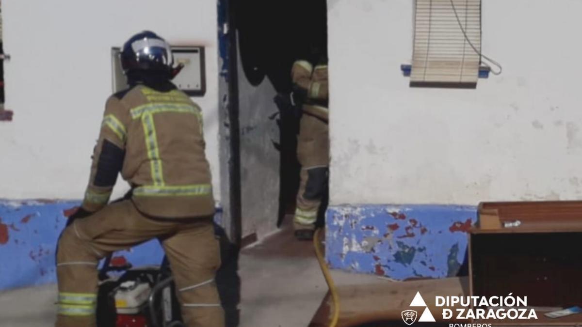 Bomberos de Zaragoza evacúan al hombre cuya casa se ha incendiado este lunes en Calatayud