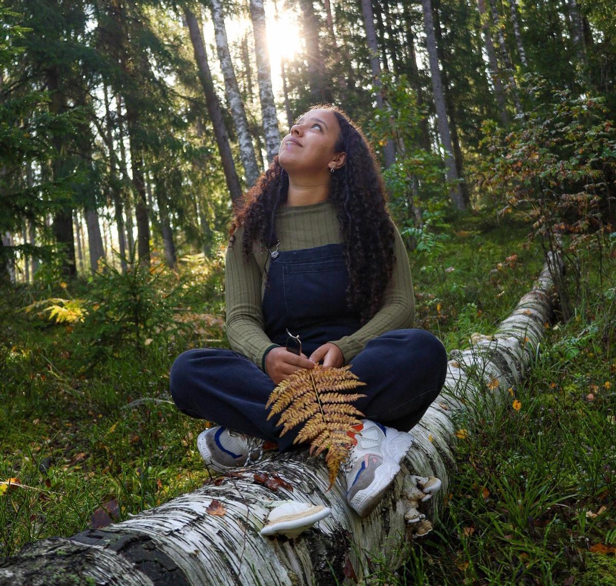 La educadora ambiental Nadia Jaity en plena naturaleza