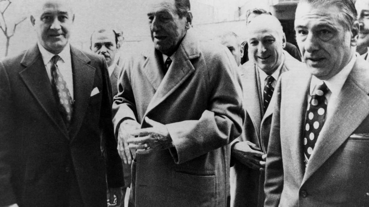 Juan Domingo Perón, al frente y segundo por la izda., flanqueado por (de izda. a dcha.) su ministro del Interior, Benito Llambí; el de Bienestar Social (y líder de la Triple A) José López Rega y Raúl Lastiri, presidente de Argentina durante unos meses, justo antes el tercer mandato de Perón en 1973.