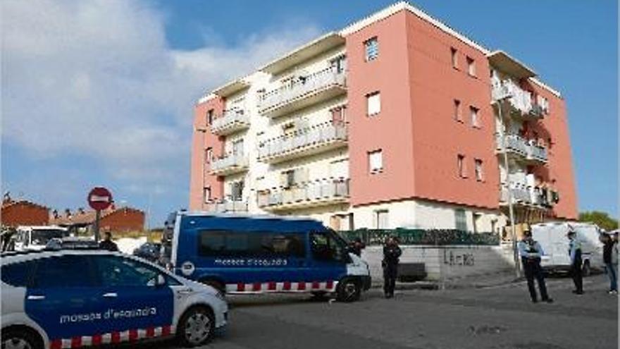 L&#039;operatiu al bloc del carrer Mandri que des de fa anys genera conflictes al barri de Sant Joan.